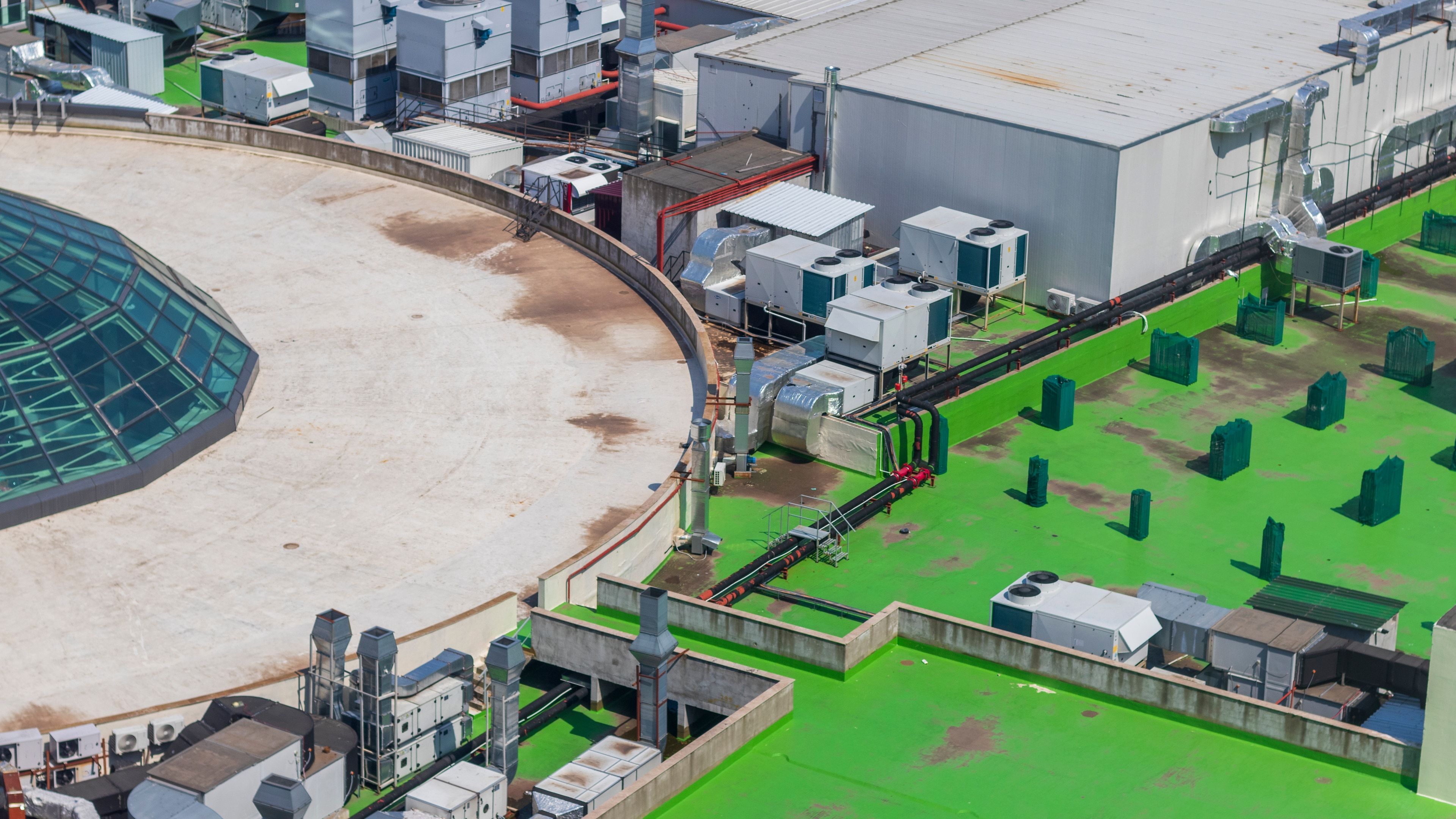 Sistemas de climatización y enfriadoras en la cubierta de una instalación industrial