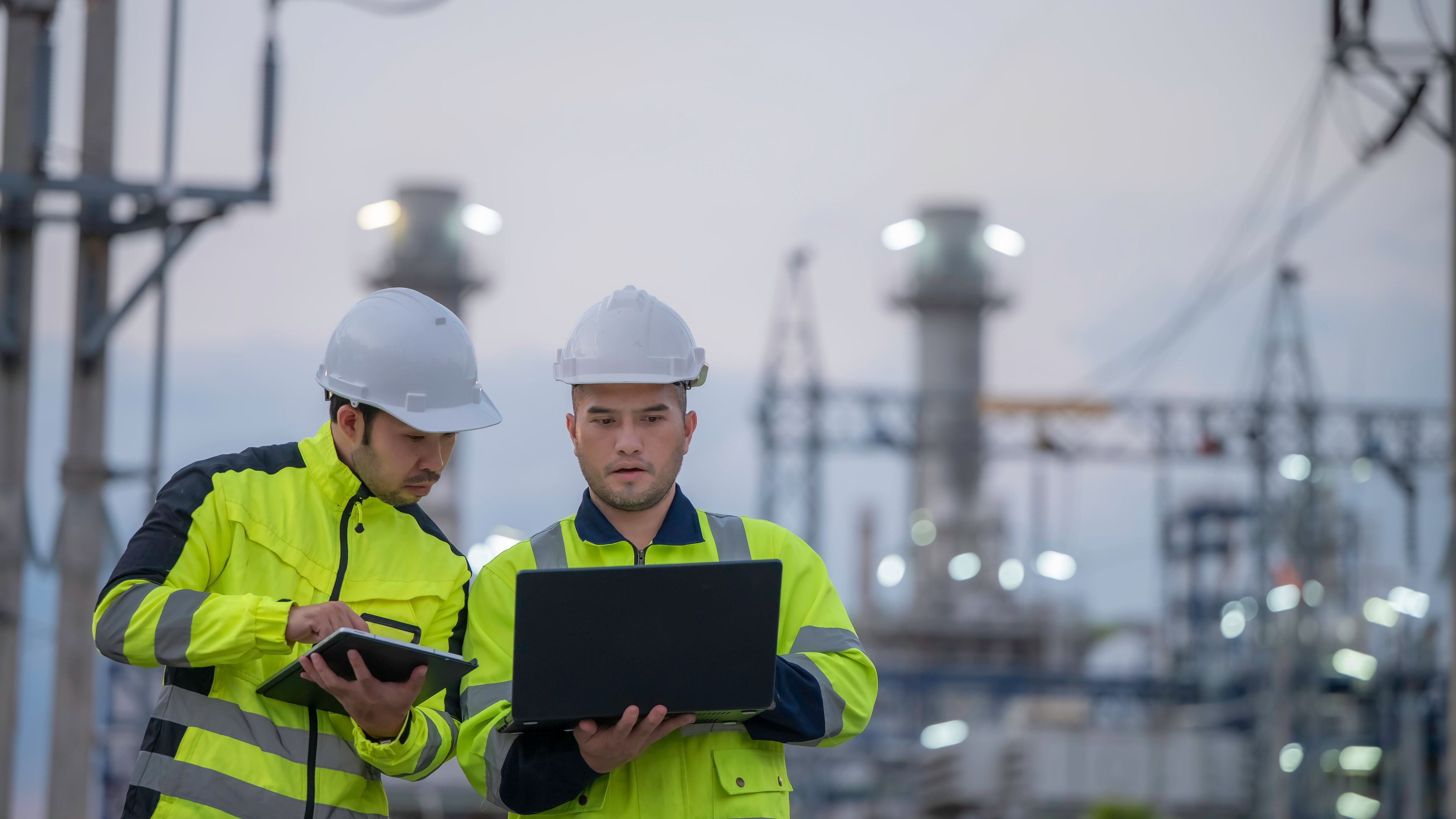 Ingenieros consultando una tableta en una planta industrial