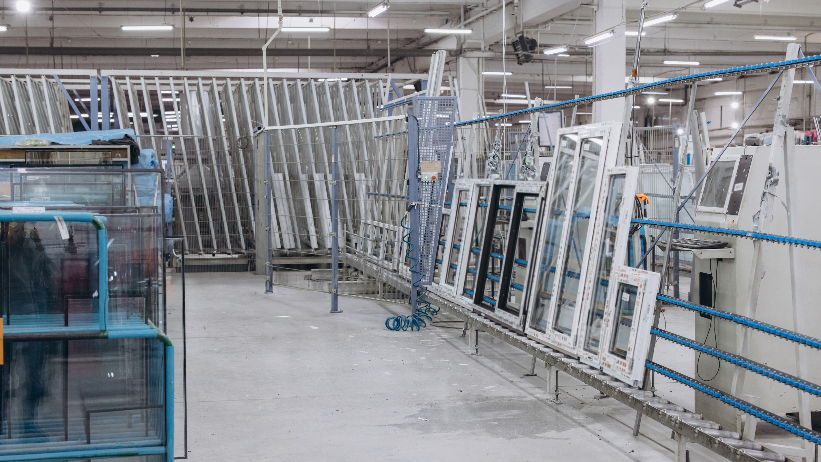Línea de producción moderna en el interior de una fábrica
