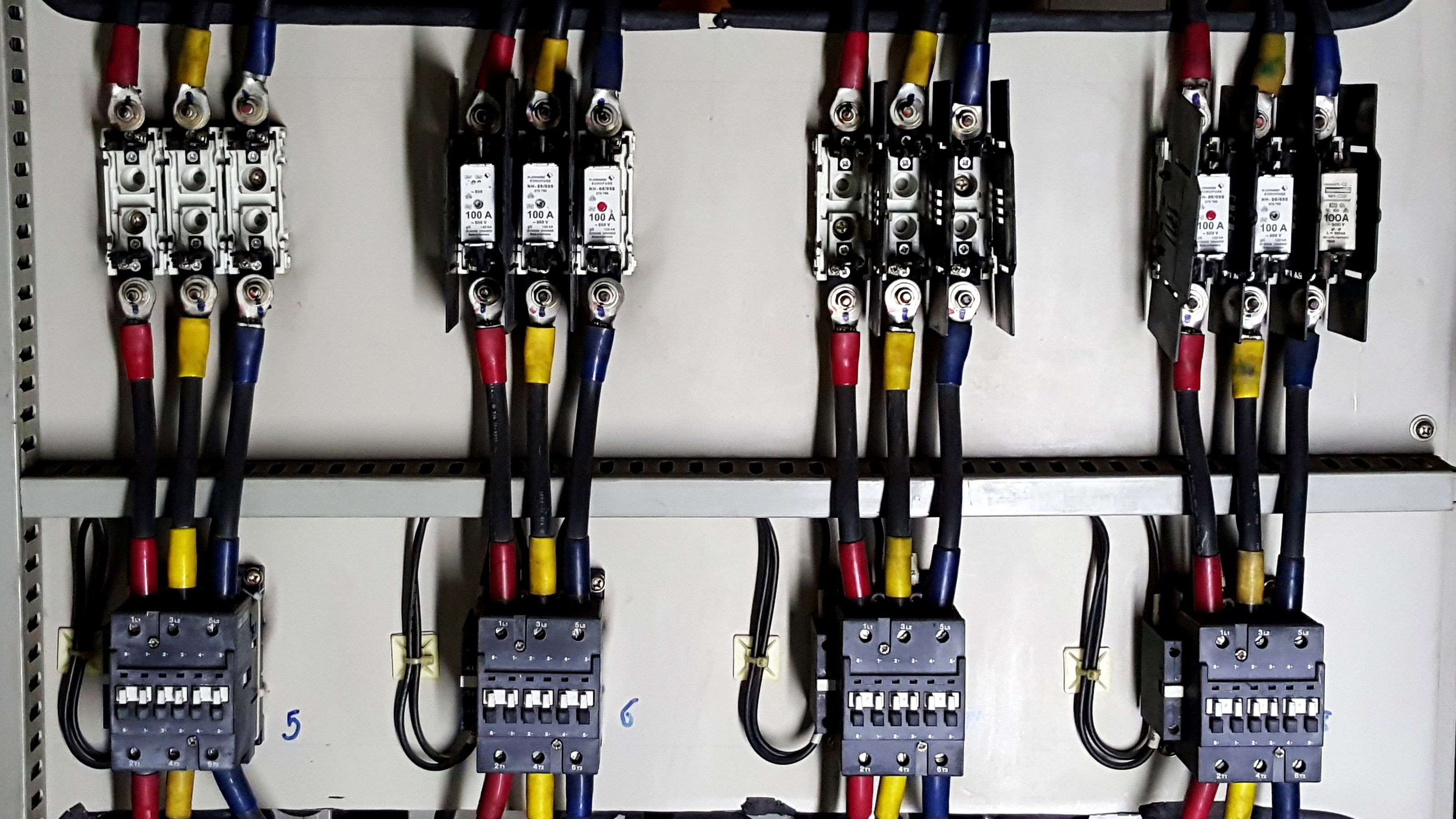 Batería de condensadores de baja tensión en una instalación eléctrica industrial