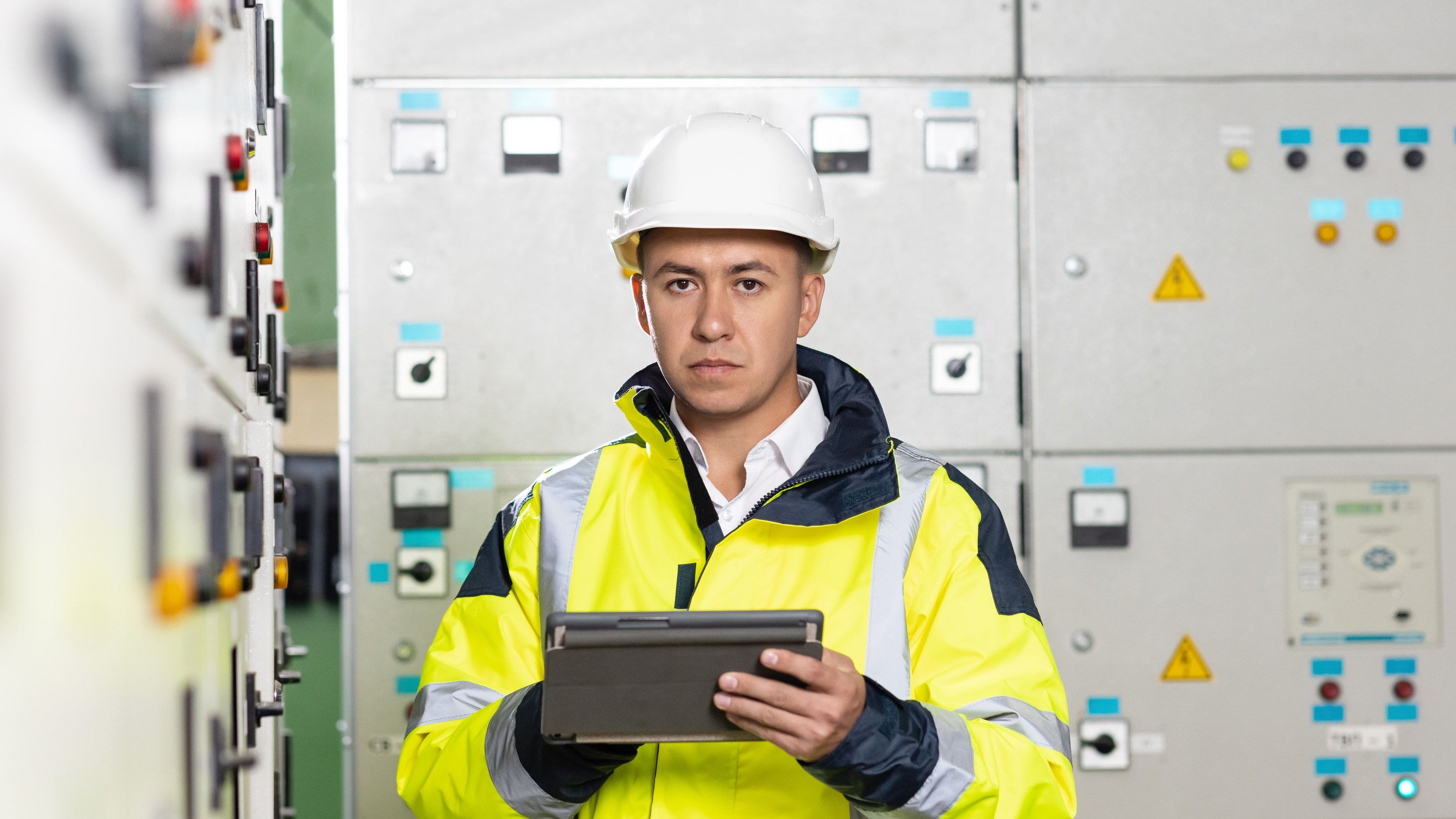 Ingeniero eléctrico monitorizando el consumo con una tableta