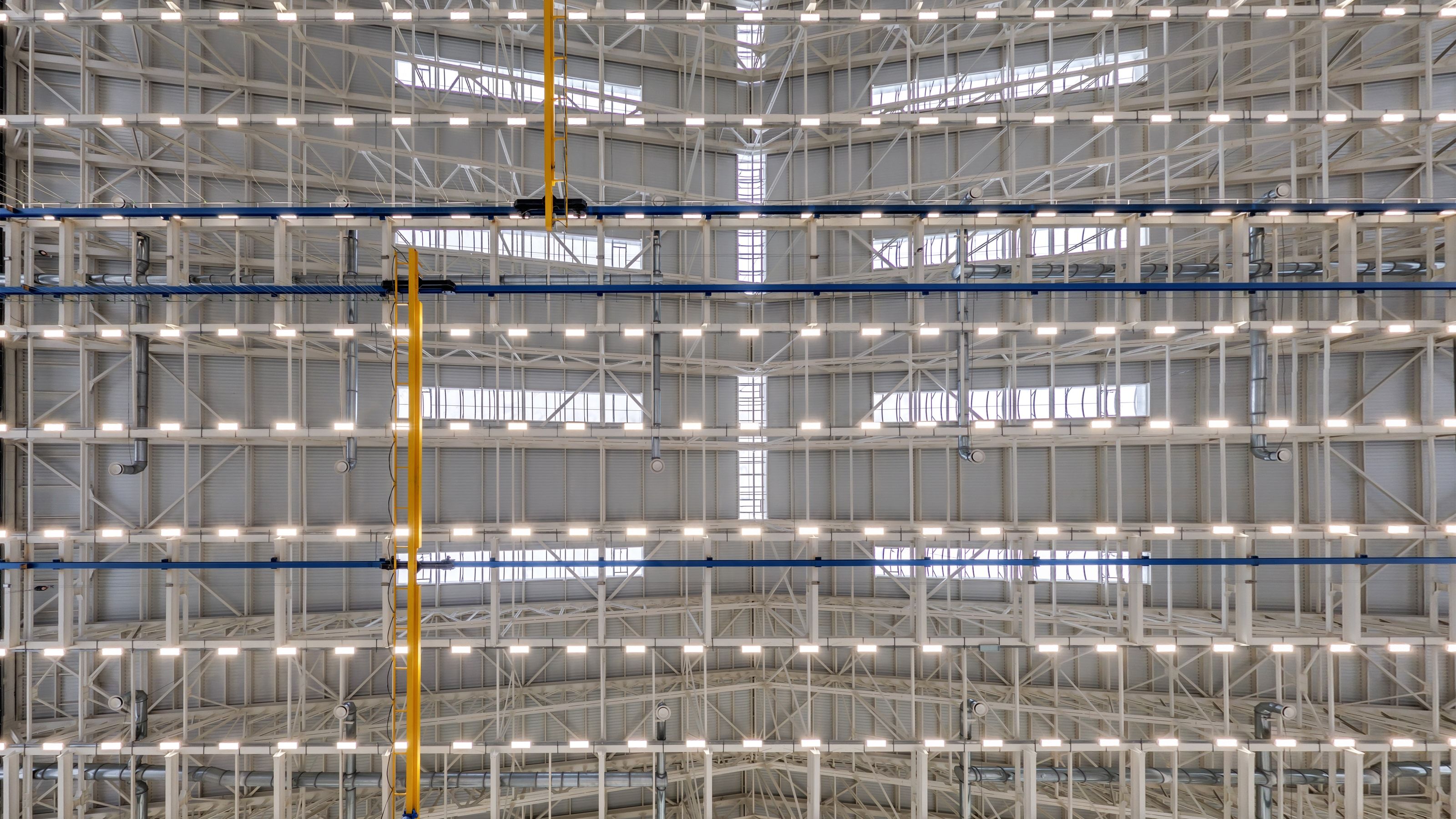 Techo de una nave de producción con luminarias industriales