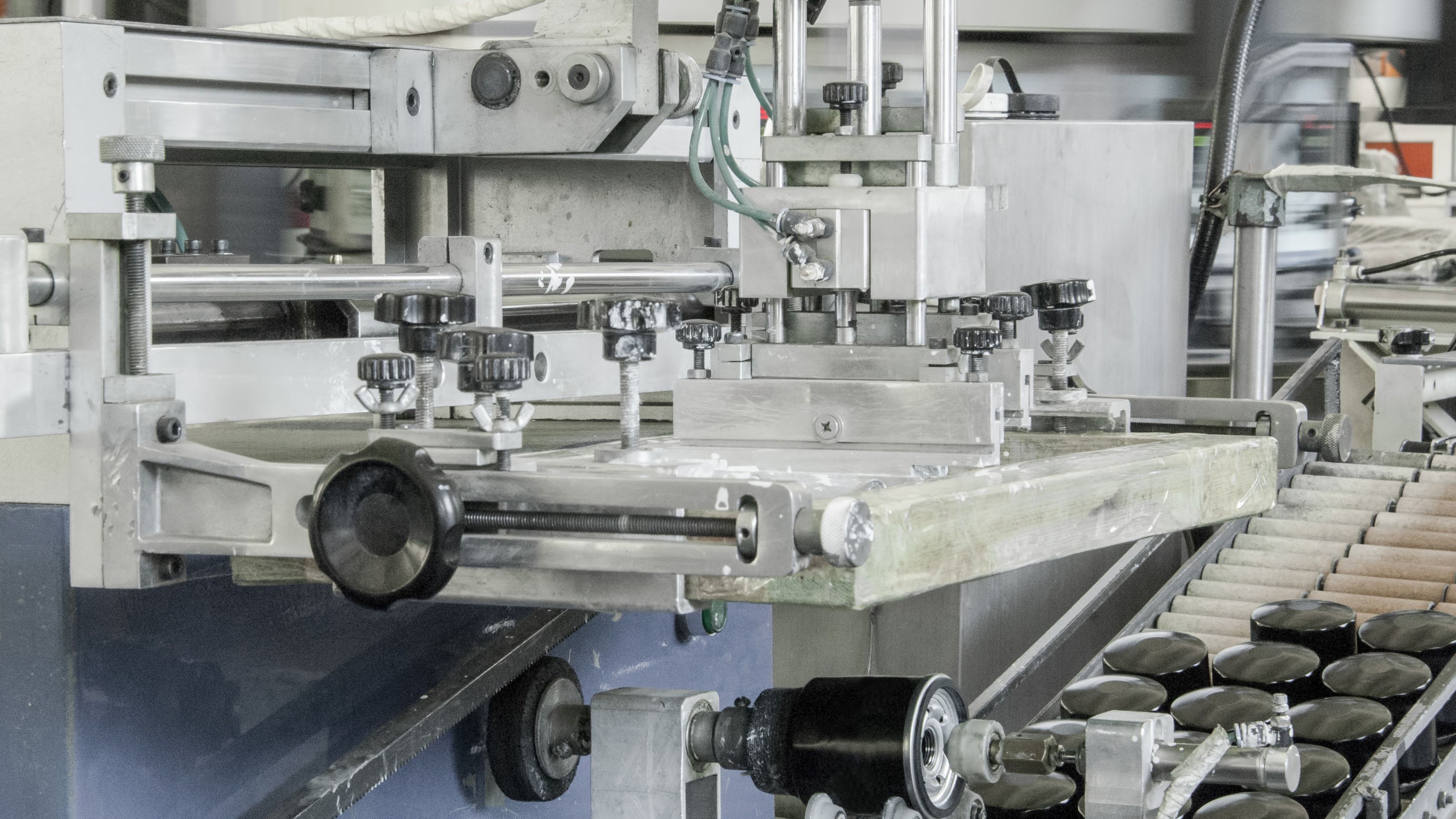 Línea de montaje con maquinaria en una fábrica industrial