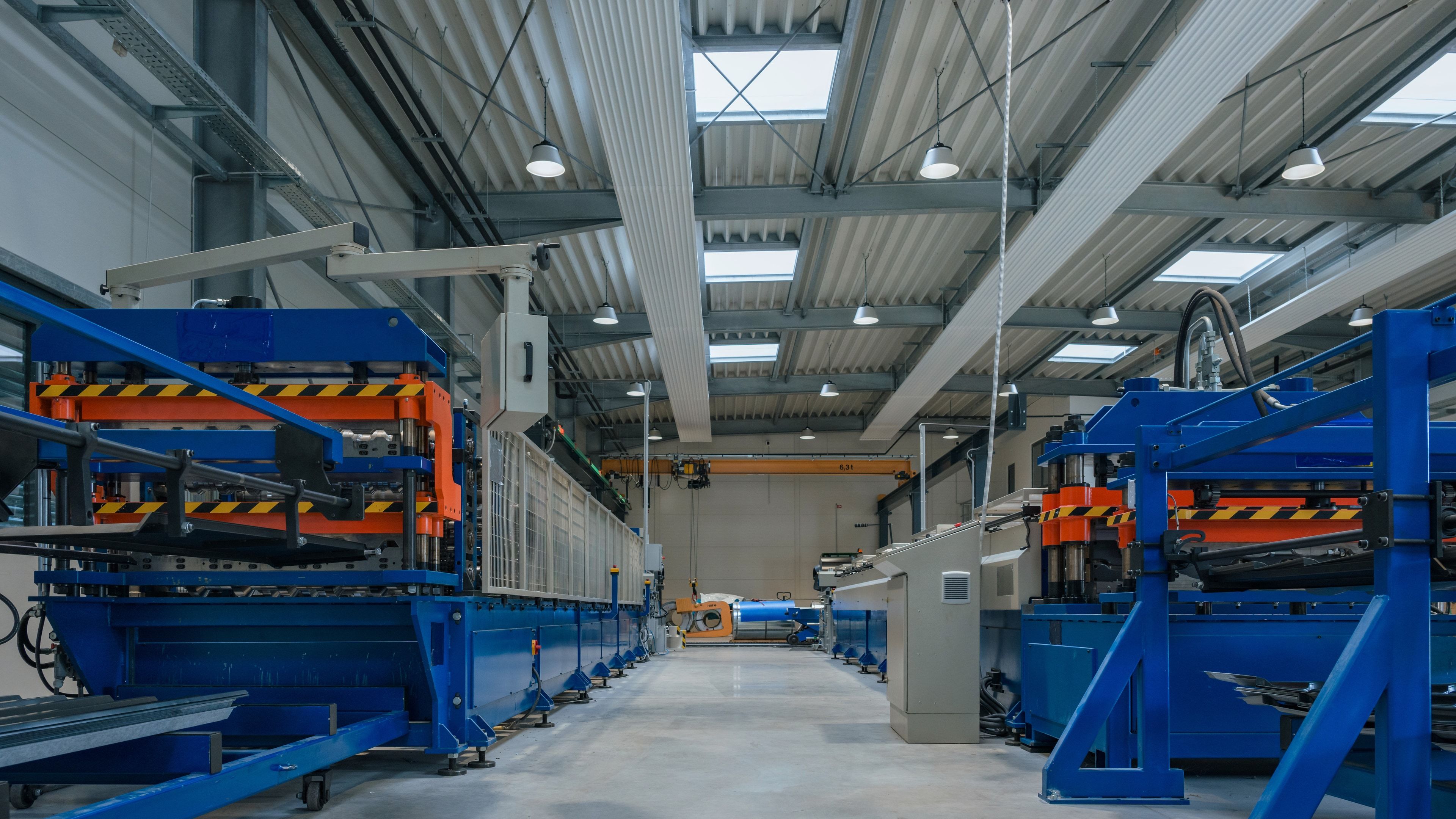 Línea de producción automatizada en el interior de una fábrica