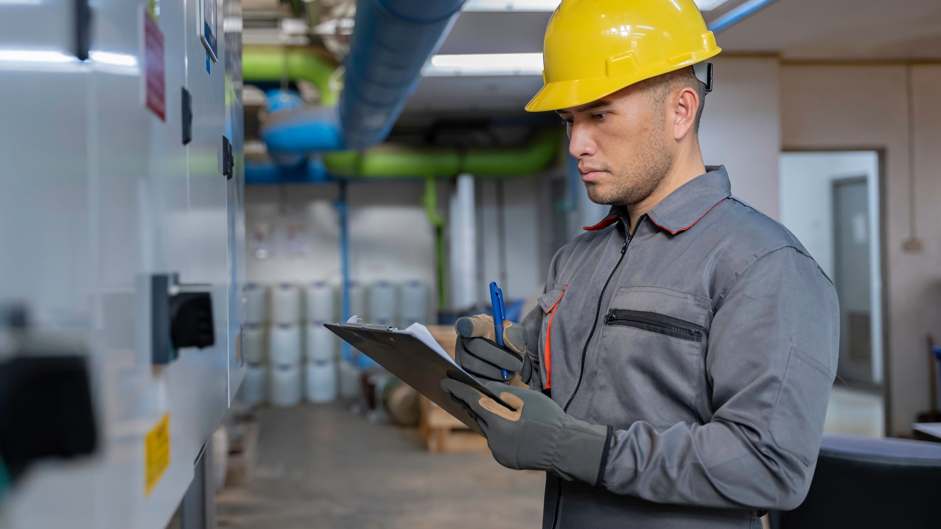 Técnico inspeccionando un cuadro de control eléctrico industrial